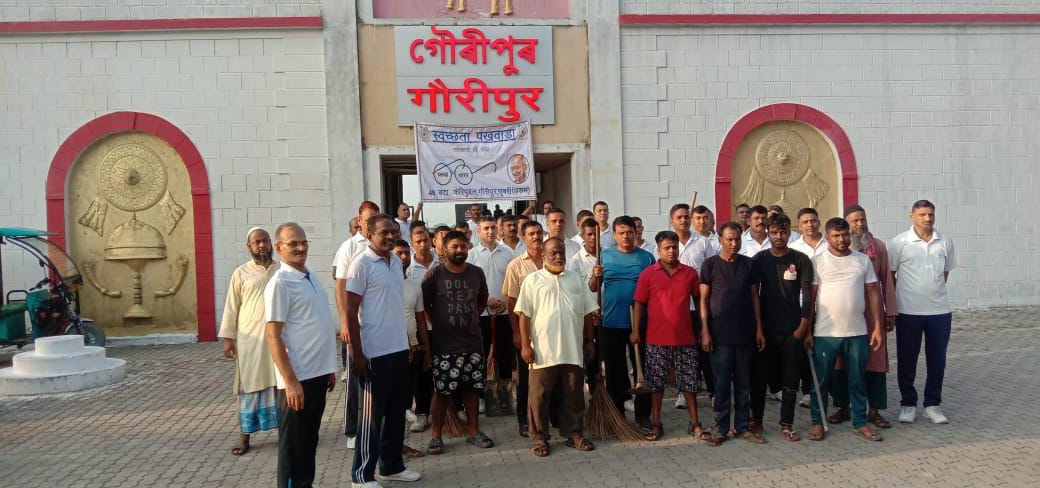 48bnCrpf's tweet photo. Personnel of 48 Bn crpf Dhubri participated in cleanliness drive (plastic waste collection drive) at Gauripur railway station Distt Dhubri premises under स्वच्छता ही सेवा campaign #SwachhBharat #GarbageFreeIndia #SHS2023 https://t.co/XSPeqJlw6M