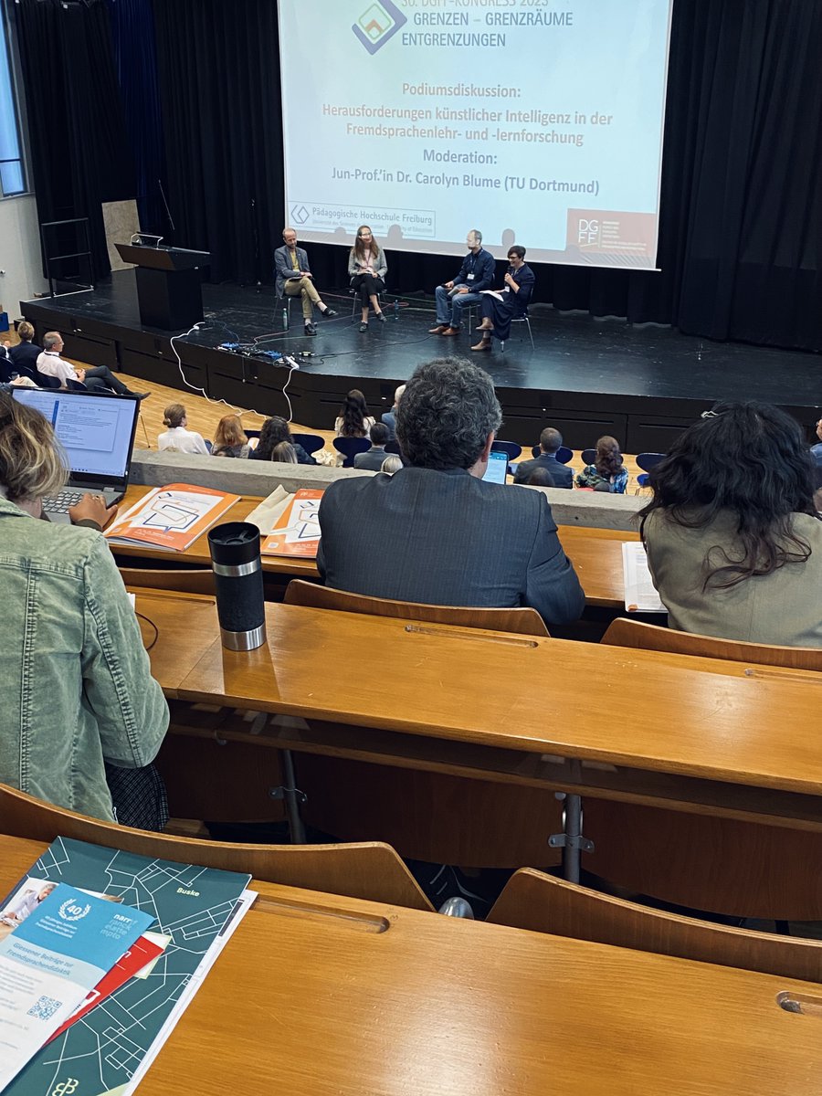 sina_wer's tweet photo. Los gehts  🙌 @CaroBlume @bildungshipster #DGFF2023 https://t.co/HHjlV7Yxjz
