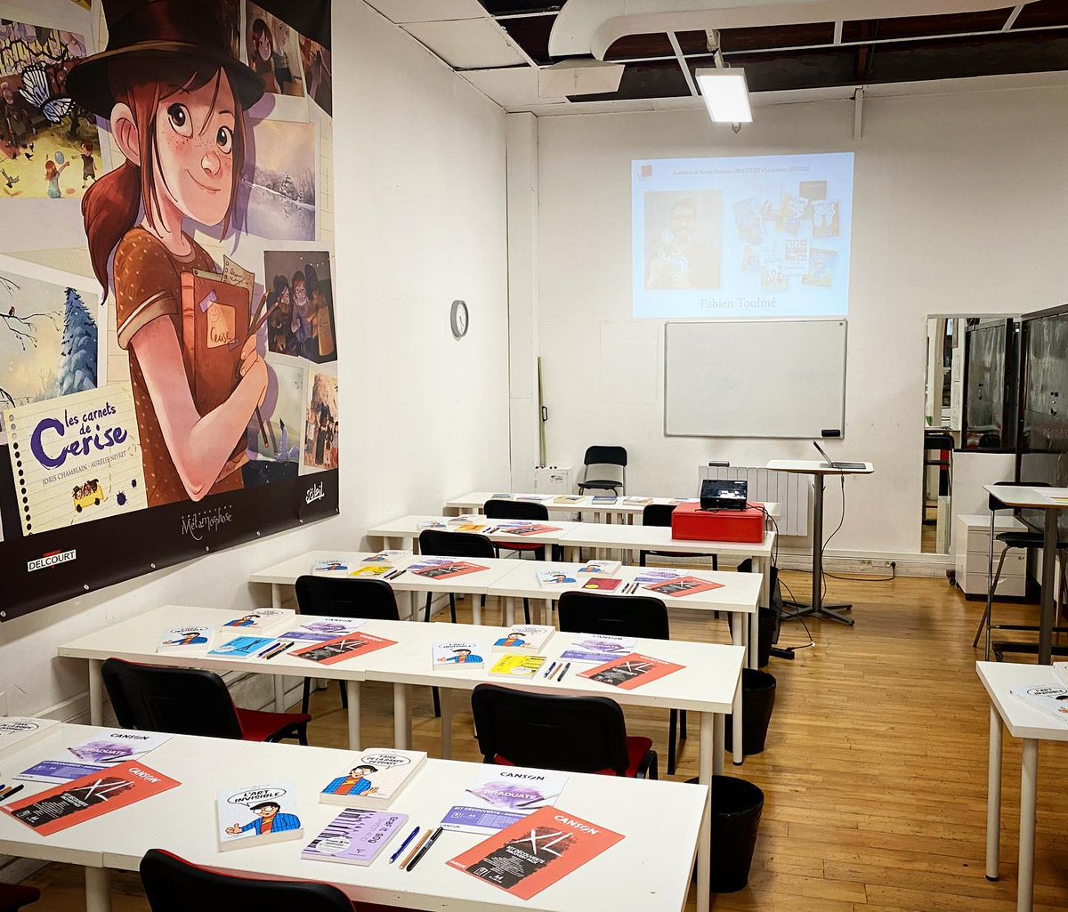AcademieBD's tweet photo. La promotion @FabienToulme a fait sa rentrée ! La salle était en ordre avec tout plein de cadeaux qui les attendaient.
C’est parti pour un cursus de 3 ans, on leur souhaite un bon voyage !
#academiebd #ecolebd #écolebd #ecoledart #fabientoulmé #fabientoulme #manga #mangaka #BD https://t.co/ruHcxisoON
