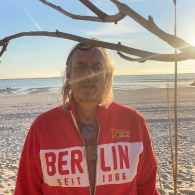 12Rosler's tweet photo. @HeiseThomas Du siehst literaly so aus https://t.co/d8BMWvkoYw