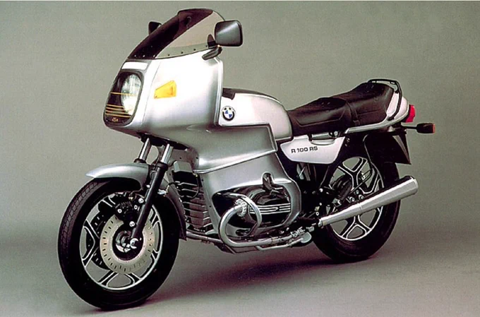 昨日、これが走って行った。  BMWR100RS(RT)  高速道路を楽に走ろうならば、この位大きなフェアリングが欲しい。  加えてRTの実用的なのにスタイリッシュなパニアケース。 僕はスポーツバイクのリアにデカいトップケースって、どんなに便利でもカッコ悪いと思っちまう。