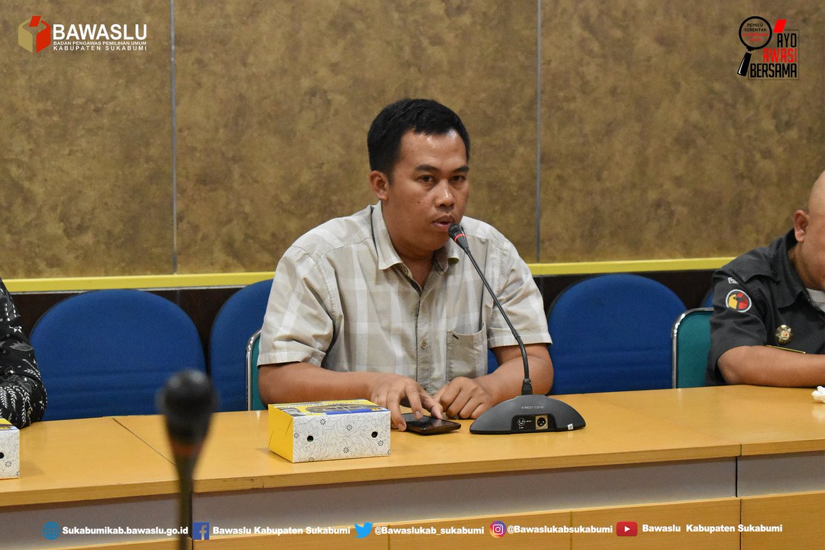 Bawaslukab_smi's tweet photo. Bawaslu serahkan Hasil Pencermatan APS Kepada Pemerintah Daerah selaku pemangku kebijakan terkait Penertiban APS di Kabapaten Sukabumi. https://t.co/xaObytZ6Rs