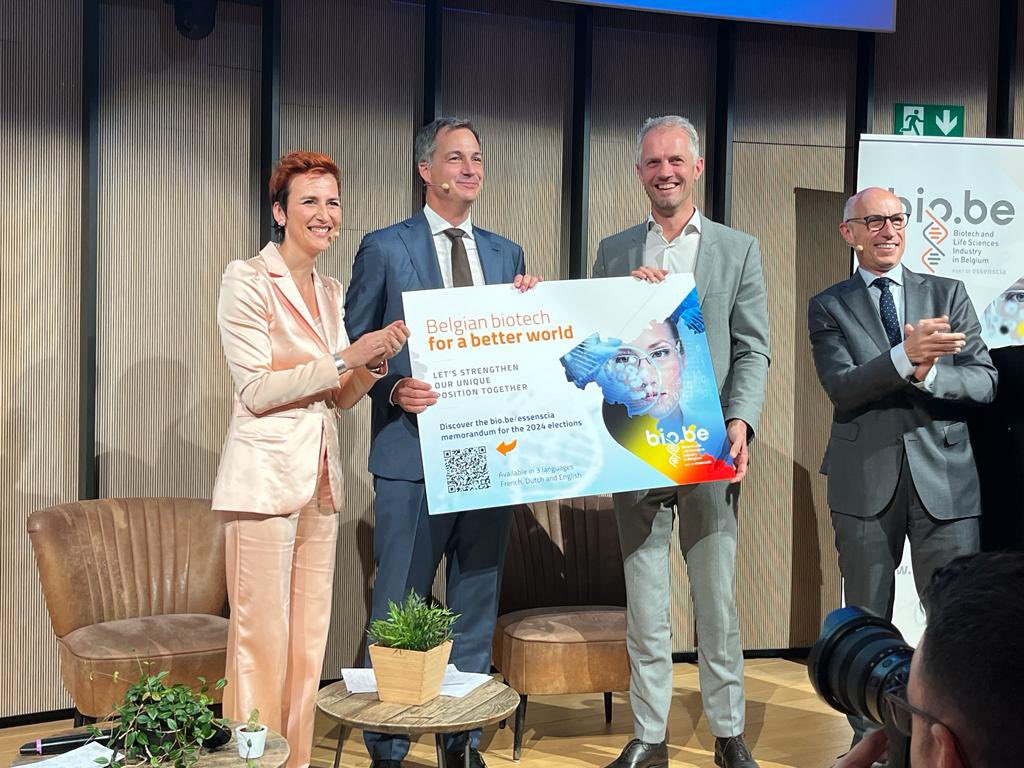 #FutureBiotechBelgium event 🍀🇧🇪
Hoe komt het dat onze #biotech wereldwijd gekend is? 
👉🏻 “Cause we’re good” zei PM <a href="/alexanderdecroo/">Alexander De Croo 🇧🇪🇪🇺</a> vol vertrouwen
👉🏻 Terecht, sector telt zo’n 40.000 talentvolle mensen
👉🏻 We overhandigden <a href="/biobe_essenscia/">bio.be</a> memorandum “Cause the sky is the limit”