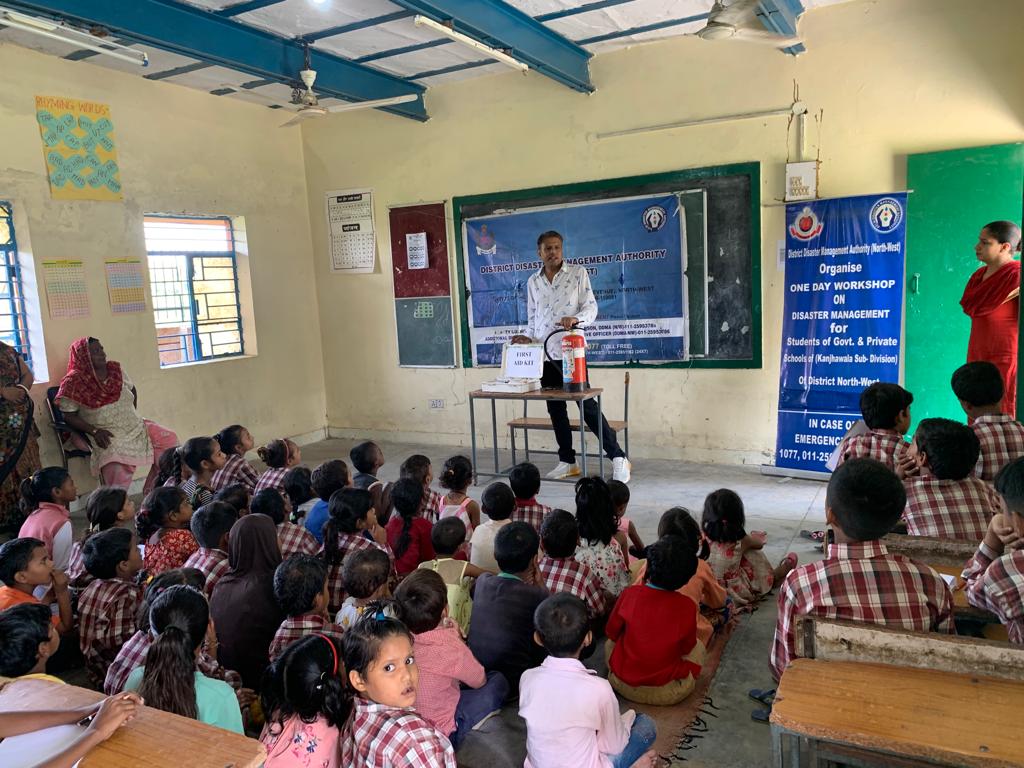 DdmaNW's tweet photo. Today 27.09.2023 DDMA (NW) organised the Basic Safety tips on Fire- fighting, first-aid,Search &amp; Rescue techniques and General Awareness etc. at Municipal Corporation Primary co-ed School, F-block, JJ colony, Savda Delhi. Total 70 nos. of students and 05 nos. of teachers attended https://t.co/o9GHvJ4Cws