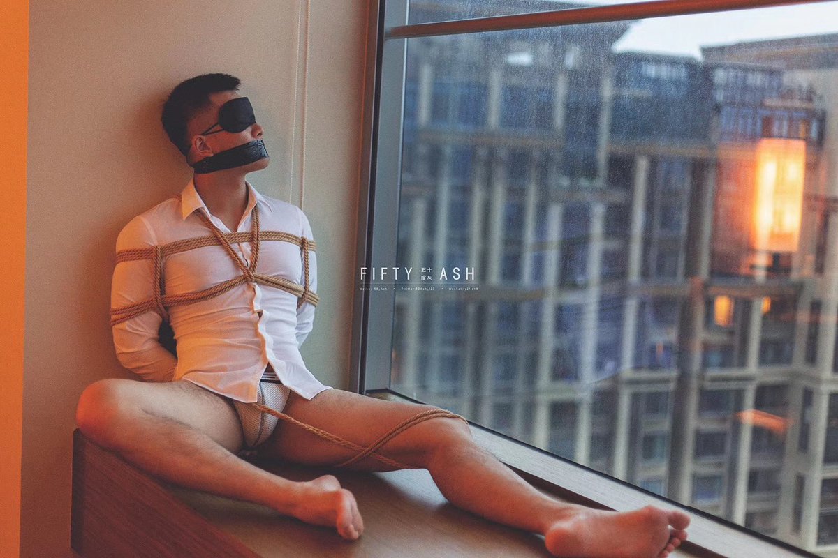 在外面西装革履，在屋内被绑的挣扎呻吟