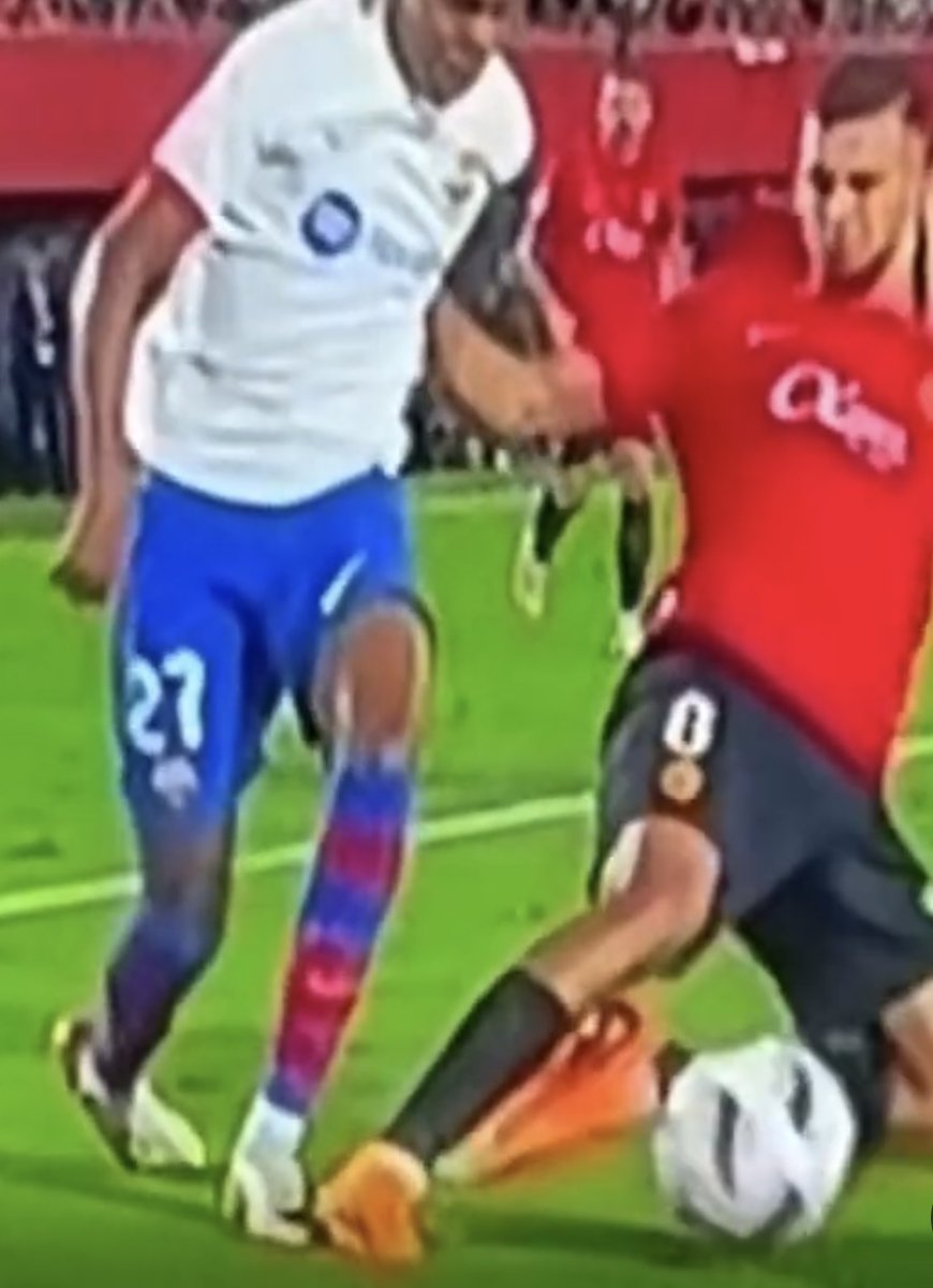 NyMarky's tweet photo. @sergiolopeztol4 @gerardromero SI ERA, dentro del area, toca jugador y no toca balon. https://t.co/ohQzZ7fr1X