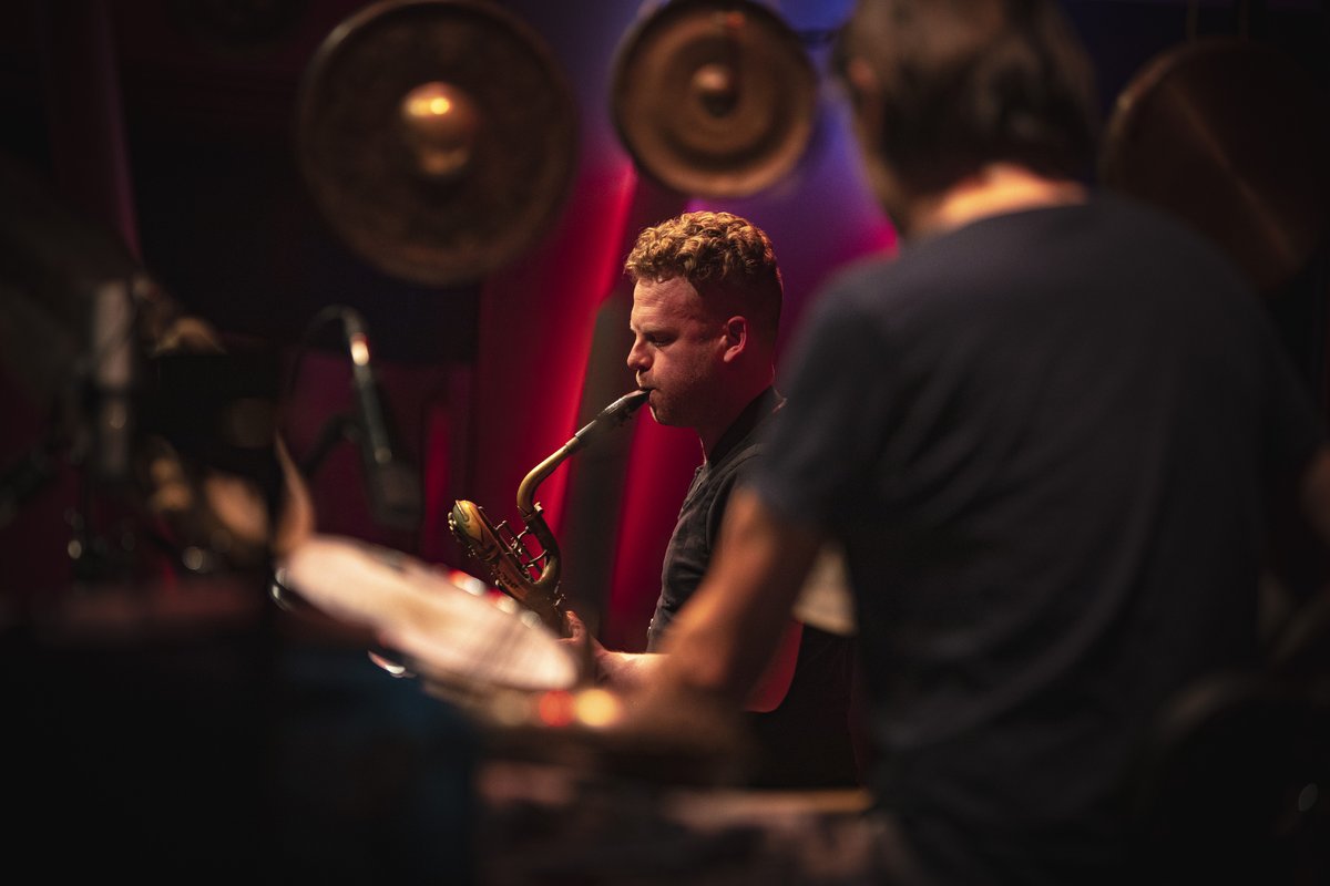 omnisoundlabel's tweet photo. Out today! Istanbul-born performing artist, producer, composer and instrument builder Berke Can Özcan’s new single ‘Red Pine Bridge and The Crystal Clear Dead-End’ featuring Brooklyn-based baritone saxophonist Jonah Parzen-Johnson. https://t.co/uG3pxdhUwL