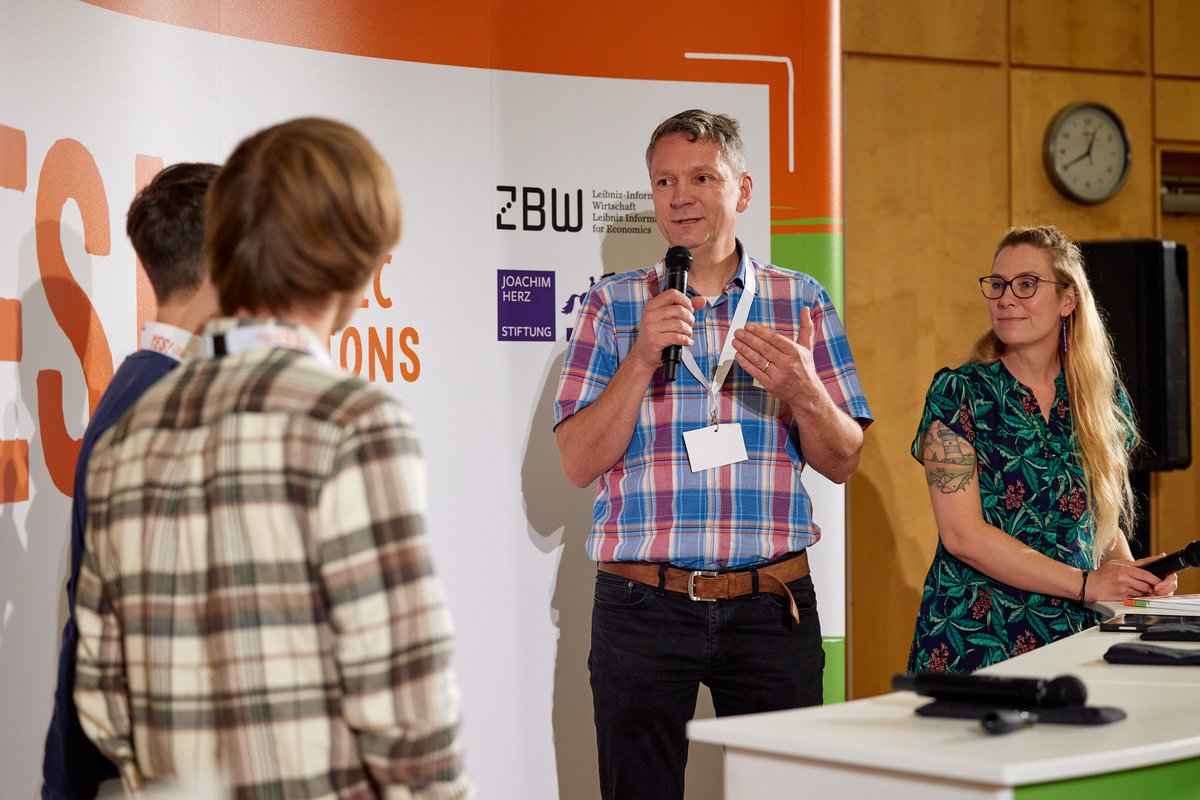 GIGA_Institute's tweet photo. Glückwunsch! 💐Die Siegerteams des @YES_Wettbewerb 2023 stehen fest. Wir freuen uns besonders über den 3. Platz der Schüler:innen des Helene-Lange-Gymnasium Rendsburg. Begleitet wurde das Projekt #Tierwohl von #GIGA-Forscherinnen @AnetteRuml, @lisa__hoffmann &amp; @KatharinaFietz https://t.co/GopF6PCFJ8