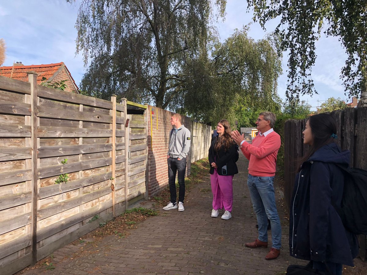 wonenbijJOOST's tweet photo. Stagiaire Hoi-Kee Tang, Ruimtelijke ordening @AvansHogeschool ontving samen met onze collega’s Anita en Guus  enkele studiegenoten bij onderhoudsproject Van Erpstraat. Leuk om studenten enthousiast te maken voor onze branche! Kom ook Werken bij de WOCO. https://t.co/et8T7YGr9j https://t.co/f9IXEynBWQ