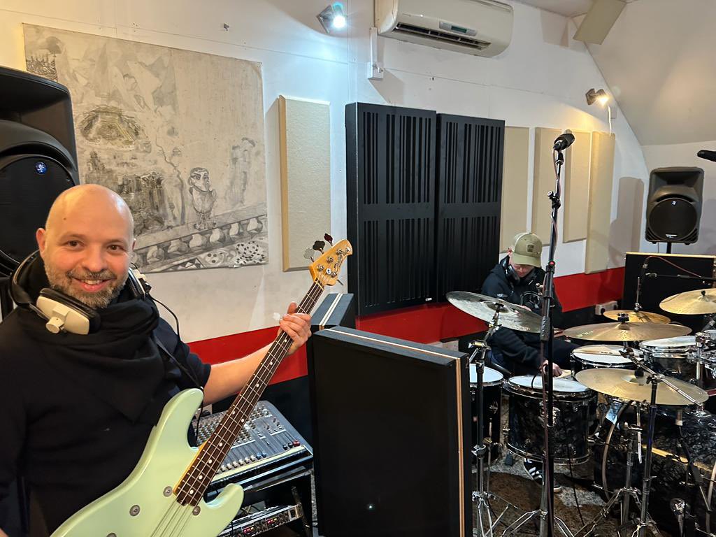 PopstarpartyL's tweet photo. #RecordingLive can be a big advantage for #bands; it can add a texture to the overall #recording, gives it a more natural feel, when #multitrack recording gives you more freedom.
It’s your choice and we are happy to do either
02084445054
#multitrackrecording #liverecordingsession https://t.co/gtsRFDsNja