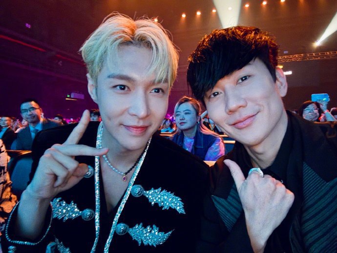 230927 JJ Lin weibo update 'It's pleasure to discuss music with friends.' @layzhang #张艺兴 #ZhangYixing