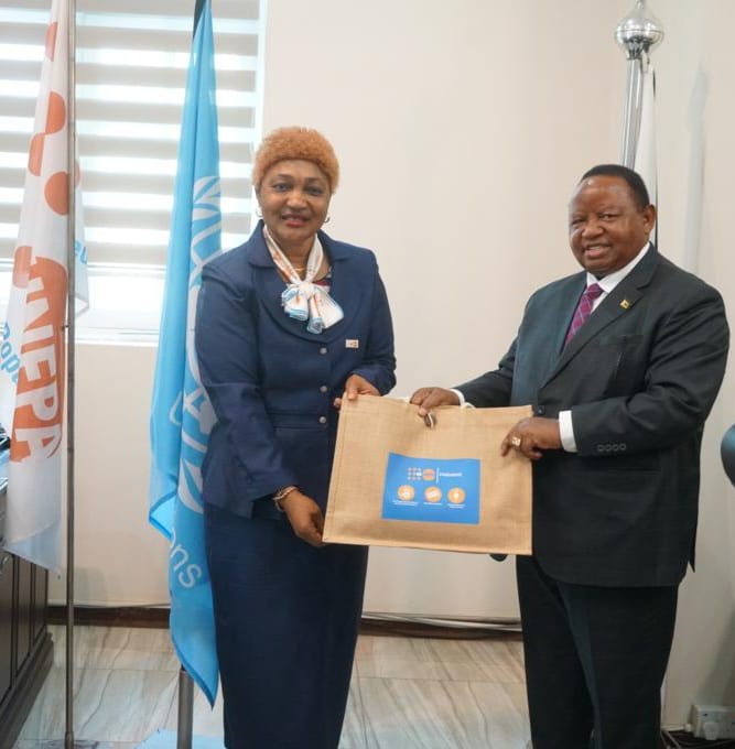 UNFPA_Zimbabwe's tweet photo. @UNFPA representative in Zim🇿🇼@MirandaTabifor
presents her credentials to the Minister of @MOFA_ZW
Ambassador Frederick Shava @ShavaHon
“It is my honour & priviledge to serve the women & young people of Zim,” she said towards:
#ZeroMaternalDeaths
#ZeroUnmetNeed4FP
#ZeroGBV https://t.co/O0AIeGSWGJ