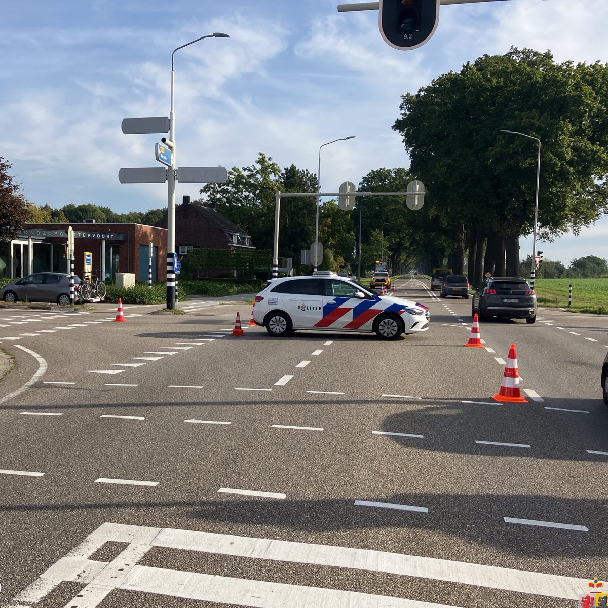 WIS_Limburg's tweet photo. Door een ongeval met een vrachtauto en scooter is de #N273 dicht bij Ittervoort. Verkeer vanaf #A2 ri. Maaseik wordt lokaal omgeleid. Politie doet onderzoek. Onbekend hoe lang de weg dicht blijft❌👮🏼‍♂️^Wis Peter @RWSverkeersinfo @POL_Limburg https://t.co/VlQ2zb5WSG