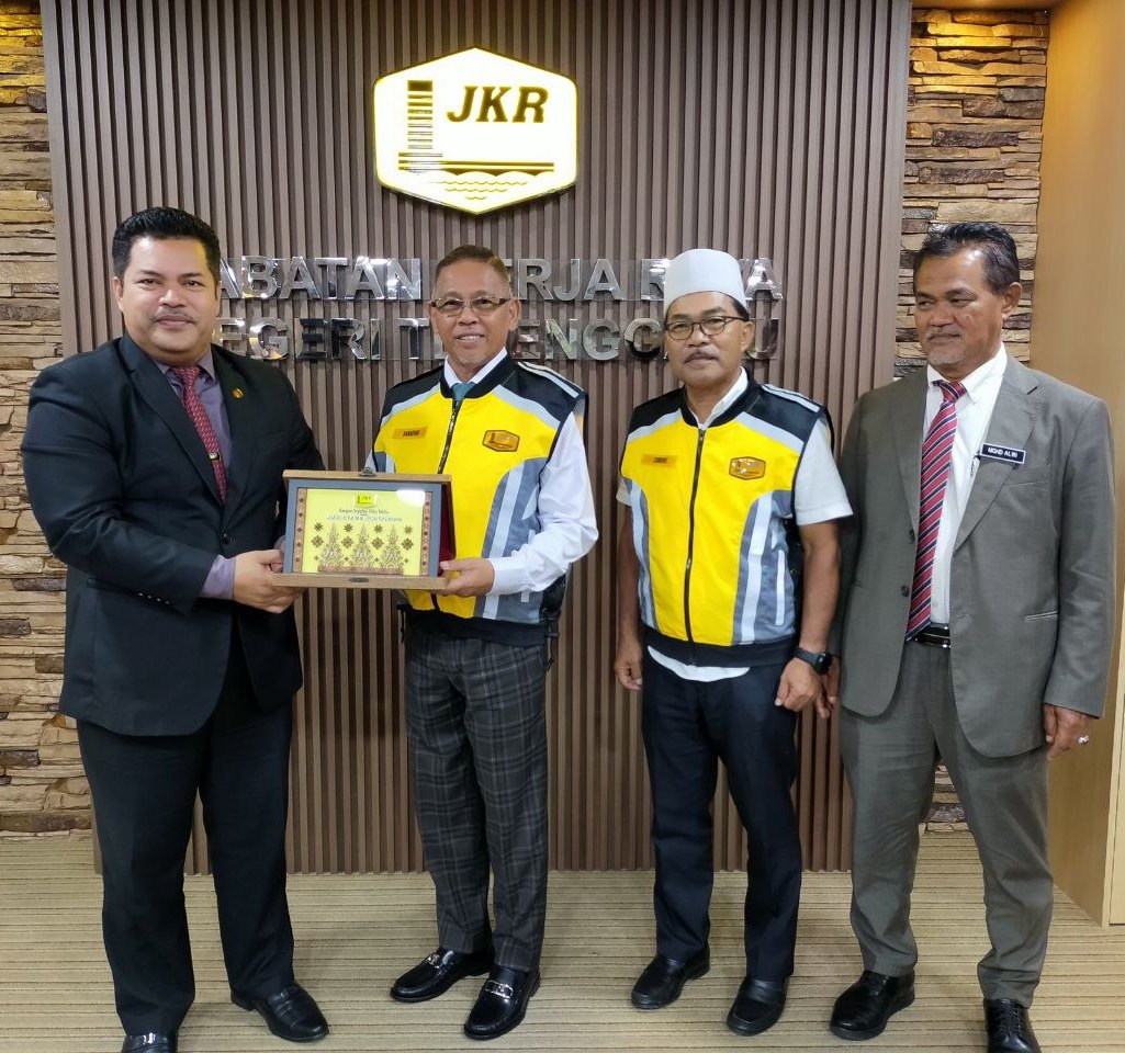 27 Sept 2023 l Kunjungan Hormat YB. Haji Hanafiah Bin Mat, Pengerusi Jawatankuasa Infrastruktur, Utiliti Dan Pembangunan Luar Bandar (Pengurusan Bencana) ke atas Pengarah Kerja Raya Negeri Terengganu <a href="/HasliJKR/">Hasli Ibrahim (Ir. Dr.)</a>  bertempat di Tingkat 12, Wisma Negeri,K. Trg.
<a href="/IPJKR_Official/">JKR Malaysia Rasmi</a>