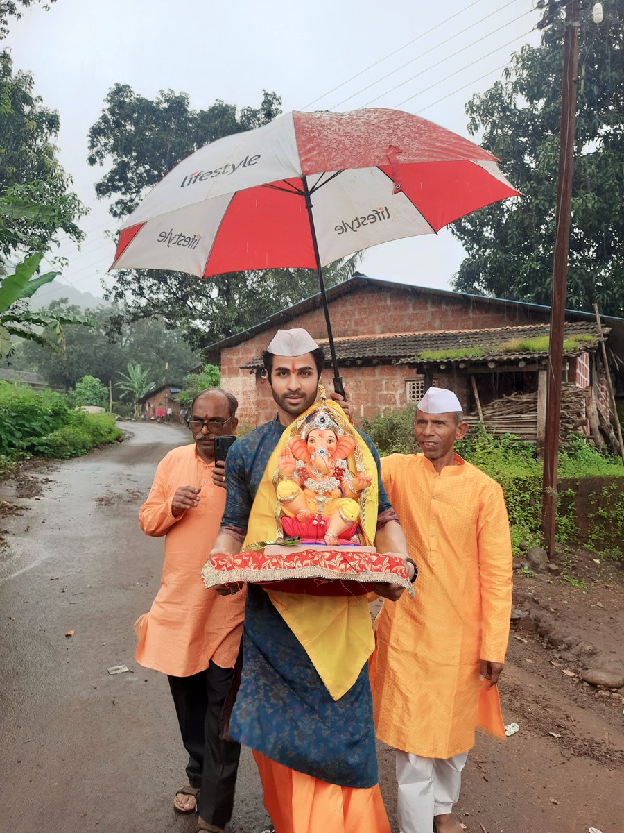 sannjjoy's tweet photo. कोकण,मी आणि माझा बाप्पा 🙏🏻#konkan #ganeshotsav #ganapati #konkan #ratnagiri #ganeshchaturthi #actorslife #marathicelebrity #actor #marathicelebs #actorslife #marathiactors #indianactors #menofindia #hindufestival #marathistars #celebritybappa #bappamoraya #sannjjoy #sanjayshejwal https://t.co/o0aJC3fpM1