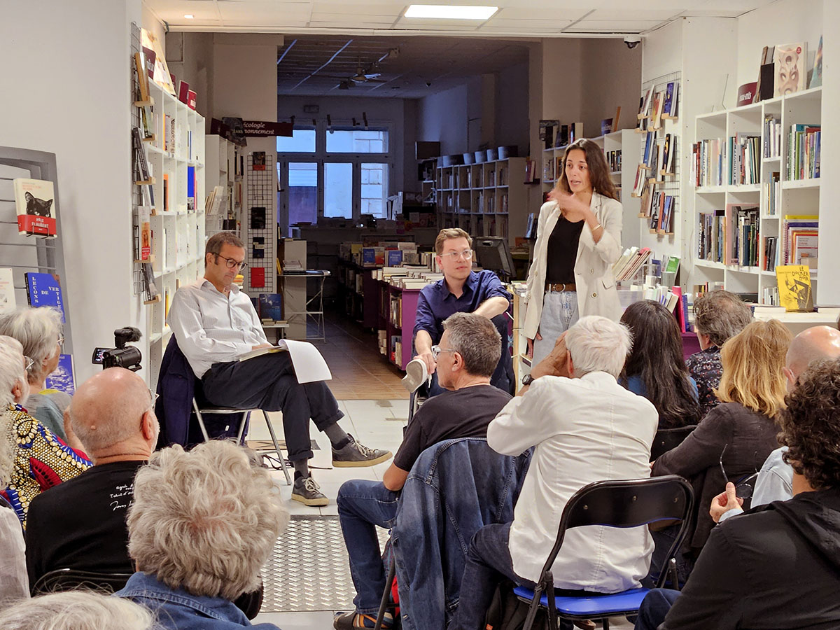 TheMarkazReview's tweet photo. Grand succès hier soir au Grains des Mots, Montpellier avec @olivergloag Pierre Daum @SarahNailiTMR @JordanElgrably 
@Ed_Lafabrique  
https://t.co/dC5S3W6dJI https://t.co/SRblglifXt