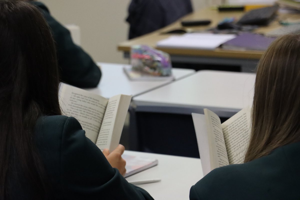 HonleyHighUK's tweet image. In iGen this morning Year 8 are reading 'Refugee Boy' by Benjamin Zephaniah. 📚

As part of the text, students are exploring the themes of human rights and British Values. 

#lovereading #iGen #literacy