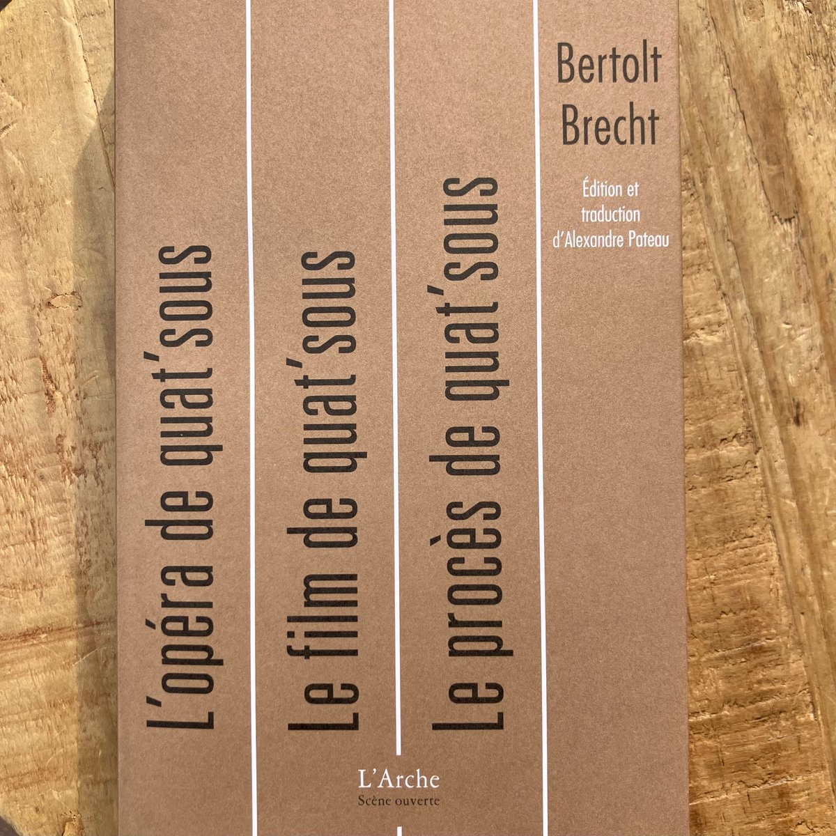 "Vous qui nous dictez la bonne conduite
Et pourfendez le crime et le péché,
Donnez-nous d'abord à grailler, ensuite
Vous parlerez, mais d'abord, faut cracher."

Nouvelle traduction de L'Opéra de quat'sous (1928), #Brecht, par <a href="/LArcheEditeur/">L'ARCHE - éditeur & agence théâtrale</a>.