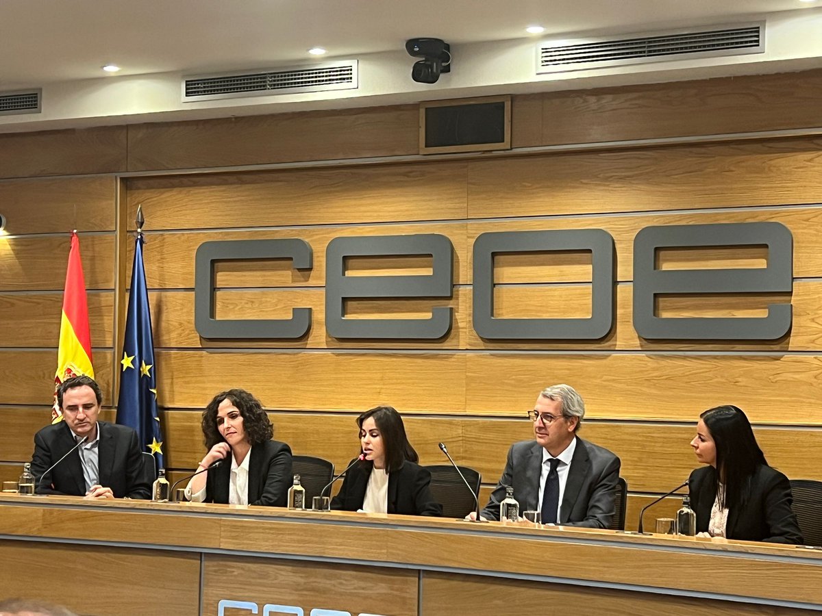 femxafx's tweet photo. Mesa redonda en @CEOE_ES  en la que se analizan los diferentes beneficios que aportan los contratos de #formaciónenalternancia.
Intervienen:
- Mónica Chouza, de Nortempo.
- Ignacio Carvajal, de @PwC_Spain. 
- Juan José Suárez, de @Alianzafpdual. 
- @patrigargon, de @grupofemxa. https://t.co/qS0rcKWciV