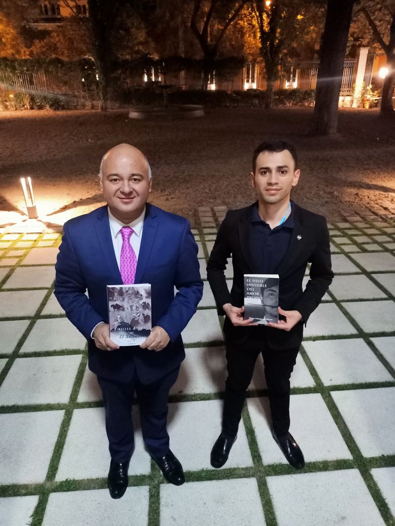 FedeStories's tweet photo. I never imagined that I'd get to meet an #author as incredible as @diegoechegoyen and yesterday I did it. Thank you for being such an inspiration to everyone in the 🌎.
#beanagentofchange #diasporasv #orgulloguanaco #orgulloguano503 #elsalvador #madrid #españa #diegoechegoyen https://t.co/sot5vALqmL