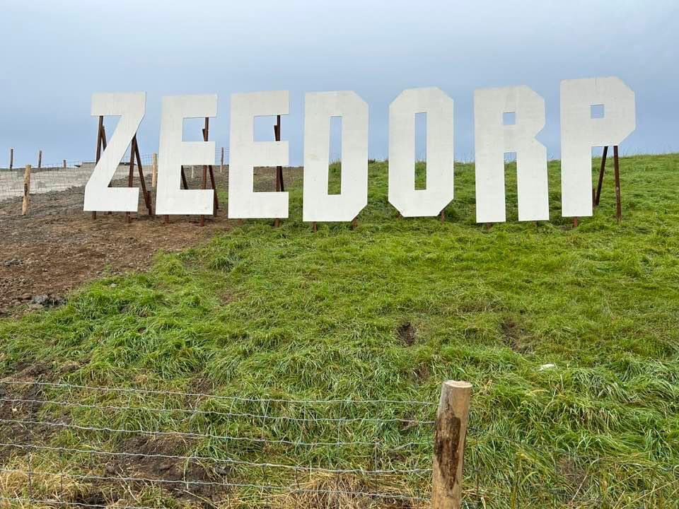 Geweldige verrassing bij het wakker worden. Ze zijn groot, erg groot, de letters. #zeedorp Passen prima bij de nieuwe trap en steiger. 
Klein dorp, grote gemeenschap.