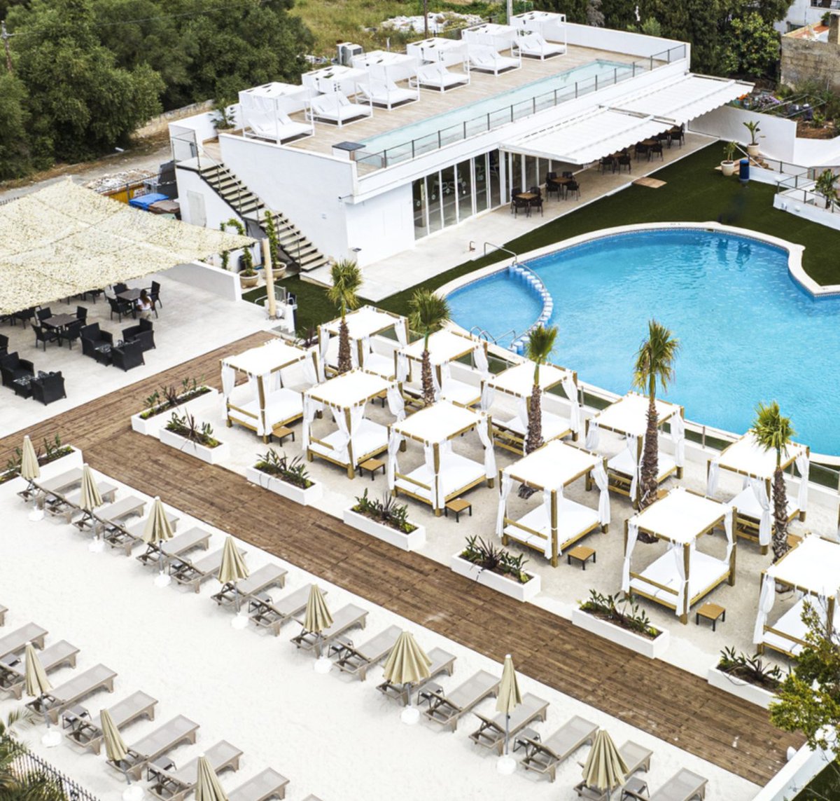 ZeroHotels's tweet photo. ¡Comienza a planificar tus vacaciones 2024! Aprovecha nuestro #descuento exclusivo del 30% al reservar tu estancia anticipadamente para la próxima temporada en Zero Drach del Mar. 🌴🗓 

Reserva ya en https://t.co/lV6gNvGrc0 https://t.co/swYre0FVZk