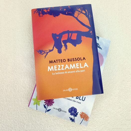 Con colpevole ritardo ho finalmente letto #Mezzamela di #MatteoBussola, #romanzo breve seguito di #ViolaEIlBlu.
Viola e Marco, amici appena adolescenti ai primi sentimenti amorosi, sono così autentici che è impossibile non immedesimarsi, anche se chi legge non ha la stessa età.