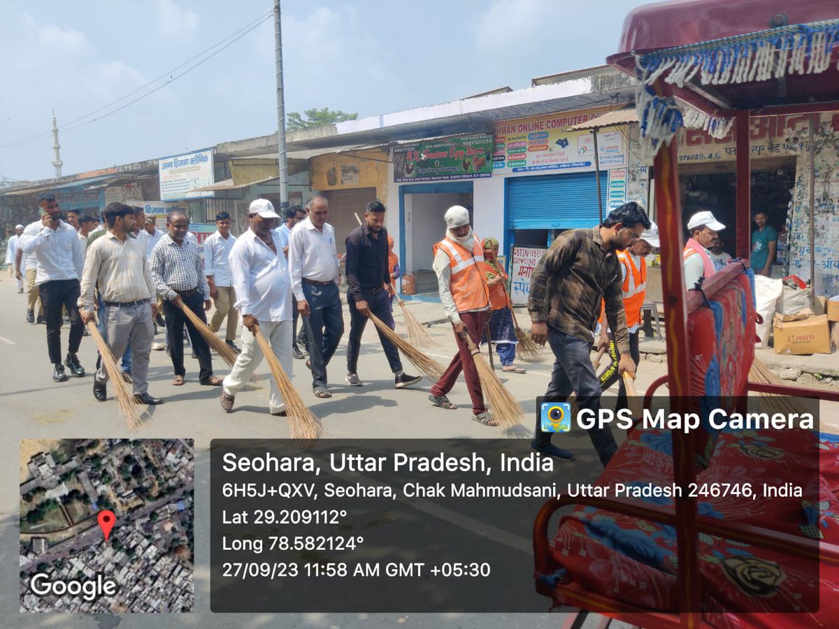 NppSeohara's tweet photo. 154 घंटे लगातार सफाई का महाभियान के अंतर्गत नगर पालिका परिषद स्योहारा द्वारा स्कूली बच्चो के सहयोग से आज दिनाँक 27-09-2023 को एम० क्यू० इण्टर कालिज से थाना चौराहे तक विशेष सफाई अभियान चलाया गया #indianswachhataleague #YouthVsGarbage #GarbageFreeIndia#154mahasafai https://t.co/YRAQ4j8vtQ