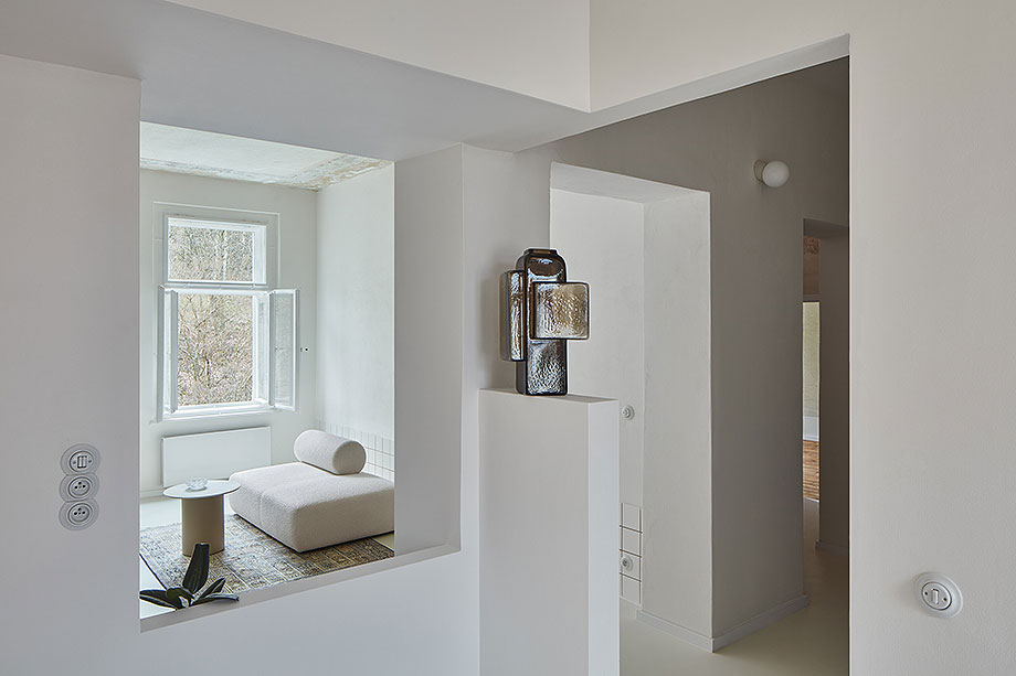 Interior_es's tweet photo. Plus One #Architects llevó a cabo la #reforma de este #apartamento de 1900 del que se conservaron las #pinturas murales de la época, integrándose en el nuevo #diseño como una pátina en honor a tiempos pasados.
-> Fotografías: Radek Úlehla
-> https://t.co/BlsWFYPrq1
-> @LinkaNews https://t.co/yTh6iP6L0p