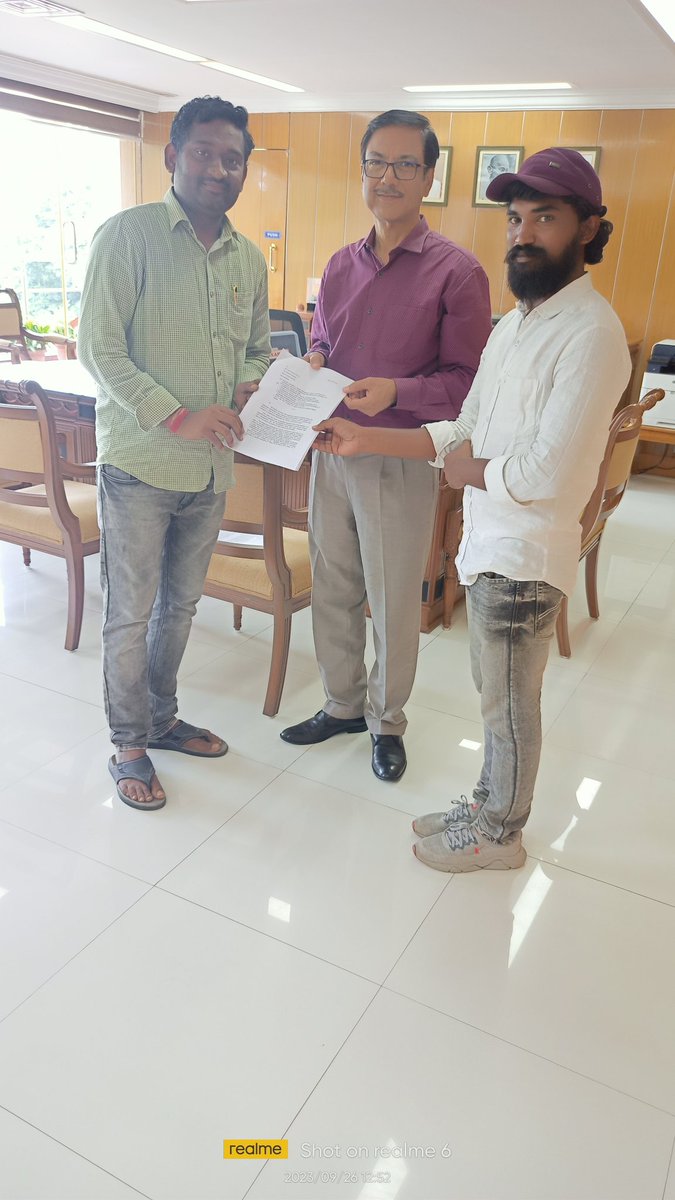 Naveenmadastu99's tweet photo. Hai all yesterday 26.09.23 .
We SCR ZONE team meet GM sir and submit representation of 109 issue.
And requested to
Eligible 109 batch candidates in rrc group d  who complete documents verification and medical. https://t.co/qTJDKod0cq