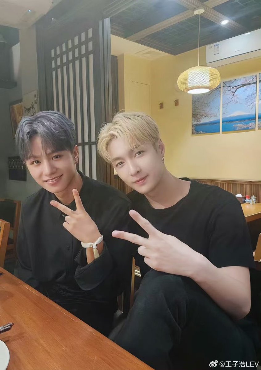 LEVINDONESIA's tweet photo. 270323 @LEV_Official_ Weibo Update 
https://t.co/6XM4nKhQQP

Sudah hampir setahun tidak bertemu Guru Zhang. Meskipun sangat gugup dengan debut di Festival Musik Weibo, Guru Zhang memberi banyak bantuan dan dorongan, memungkinkanku dengan berani berdiri di atas panggung untuk menerima penghargaan pertamaku. setelah debutku, juga banyak mengobrol denganku setelah acara dan memberiku banyak kepercayaan diri dan keberanian. Aku akan terus bekerja keras di masa depan! 💪

#LEV #레비 #レビ
@LEV_Official_