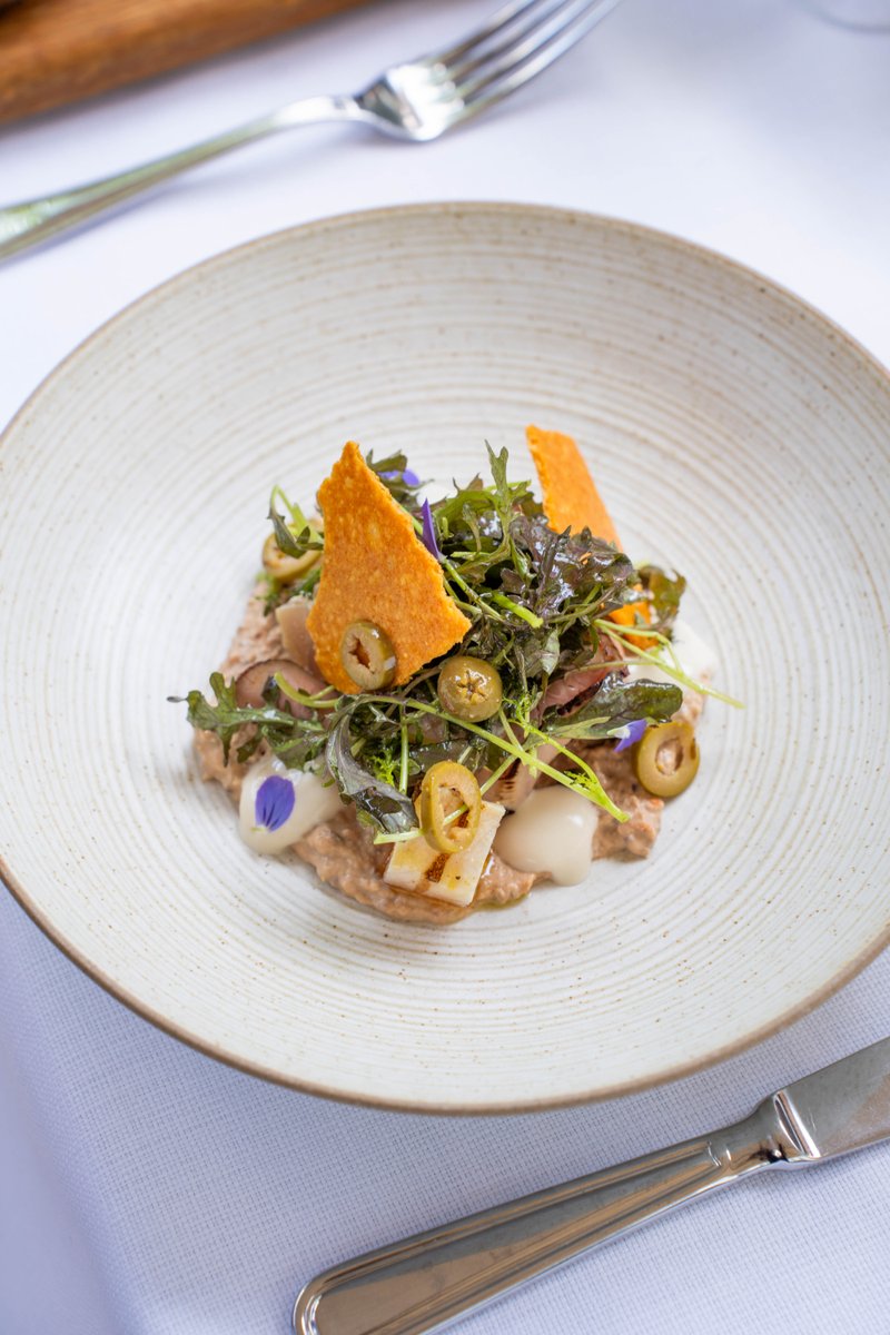 Discover our wonderful vitello tonnato salad. This starter at Luigi's is a modern twist on the classic vitello tonnato. With its unique presentation, carefully cooked veal and a touch of Aceto Balsamico, this dish is a special flavour experience.