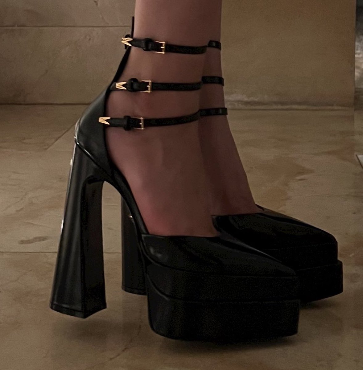 badestoutfit's tweet photo. versace https://t.co/hMLPIKmnCI