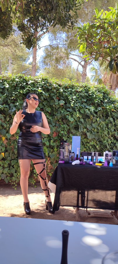 BdsmHoyMagazine's tweet photo. 👠#VAMOSDETACONEO📷 por #Andalucía con
@TSAGranada Esta empresa empezó de la mano de María del Mar con una maletita llena de productos novedosos y se puso a vender a su familia, amigos, compañeros… haciendo eso que llamaban Tupper Sex. #BDSMHOY https://t.co/rDWpF8zxPI https://t.co/VuagiXe1za