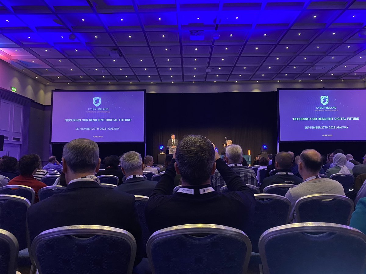 Barry Kelly tweet media