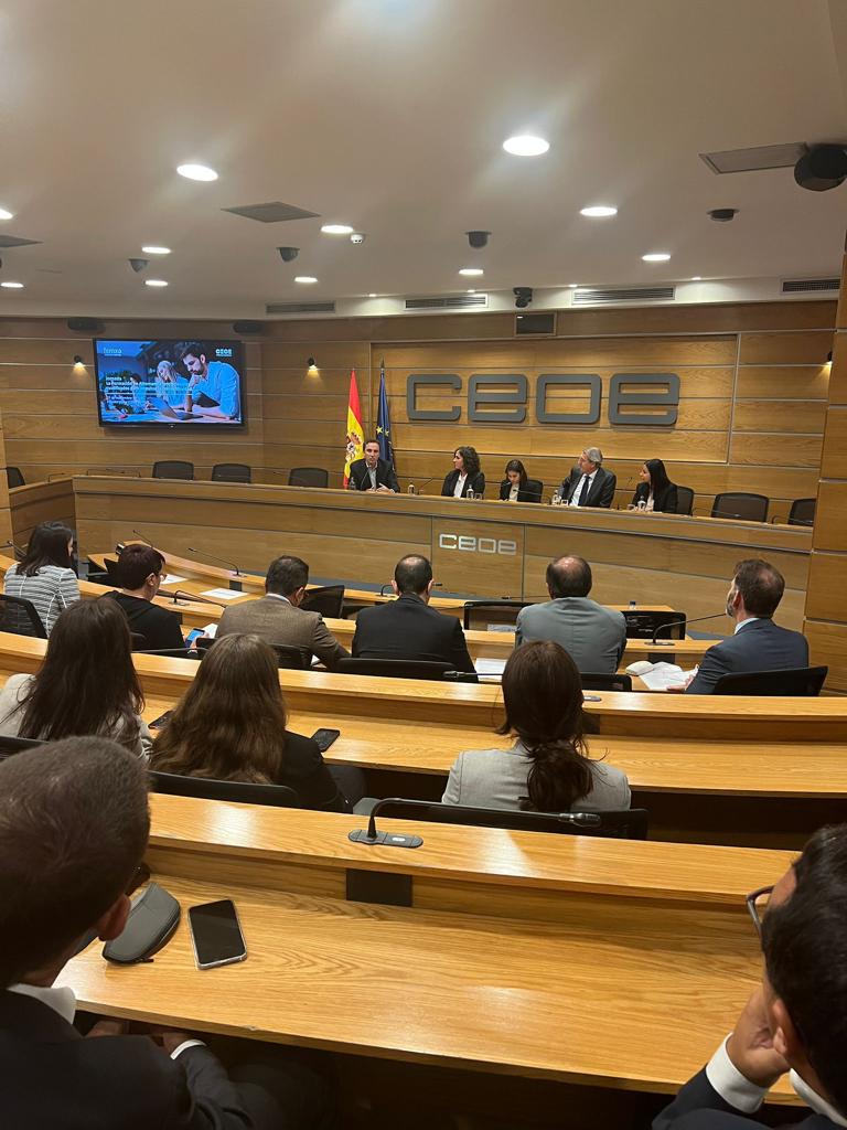 femxafx's tweet photo. Mesa redonda en @CEOE_ES  en la que se analizan los diferentes beneficios que aportan los contratos de #formaciónenalternancia.
Intervienen:
- Mónica Chouza, de Nortempo.
- Ignacio Carvajal, de @PwC_Spain. 
- Juan José Suárez, de @Alianzafpdual. 
- @patrigargon, de @grupofemxa. https://t.co/qS0rcKWciV