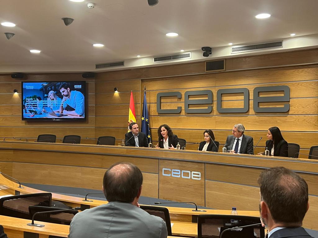 femxafx's tweet photo. Mesa redonda en @CEOE_ES  en la que se analizan los diferentes beneficios que aportan los contratos de #formaciónenalternancia.
Intervienen:
- Mónica Chouza, de Nortempo.
- Ignacio Carvajal, de @PwC_Spain. 
- Juan José Suárez, de @Alianzafpdual. 
- @patrigargon, de @grupofemxa. https://t.co/qS0rcKWciV
