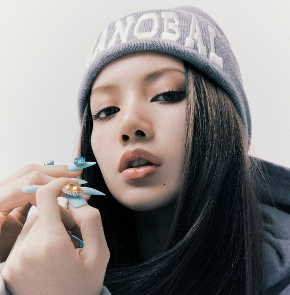 AboutMusicYT's tweet photo. BLACKPINK's Lisa earns a new Guinness World Record for the first K-pop track by a solo artist to reach 1 billion streams on Spotify, with 'Money'. https://t.co/7jQH4UlrDL