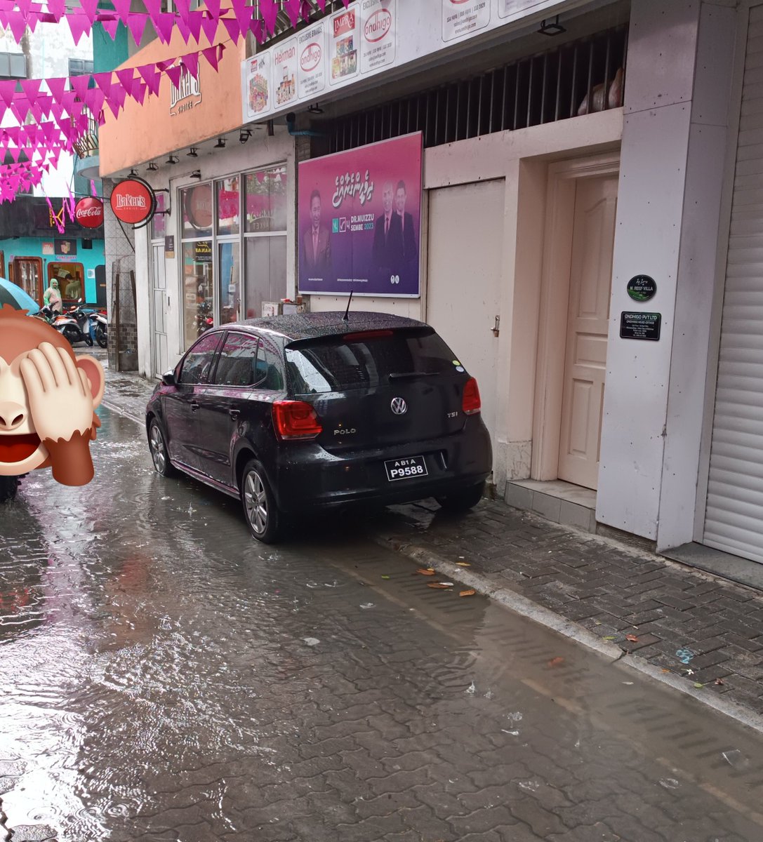 There are drivers who intentionally block others from overtaking, those who splash water on pedestrians, and there's this asshole.