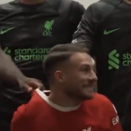 이런 표정으로 당해주는데 안괴롭힐수 있음?