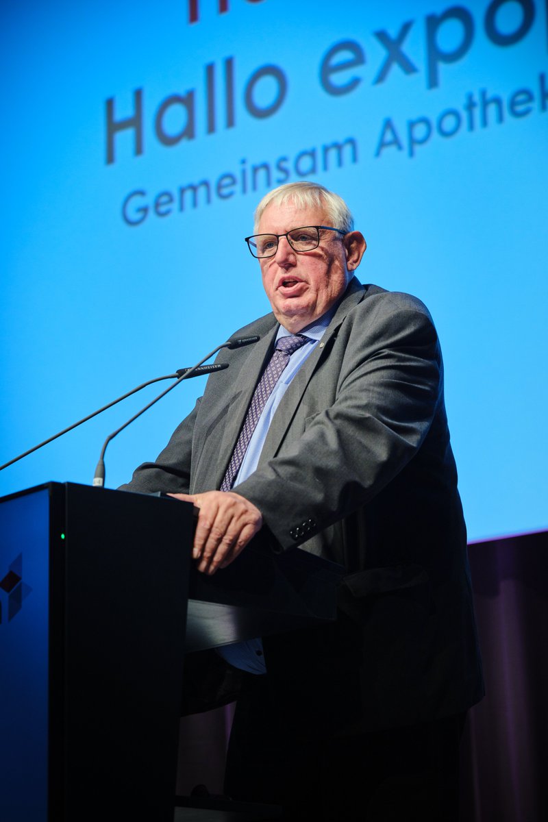 ABDA_Berlin's tweet photo. "Ich bin mir sicher, es wird noch Apotheken geben, wenn @Karl_Lauterbach schon Geschichte ist," äußert MdL Karl-Josef Laumann (CDU) zur Eröffnung der #expopharm in Düsseldorf. https://t.co/ZwF93lY7Ft