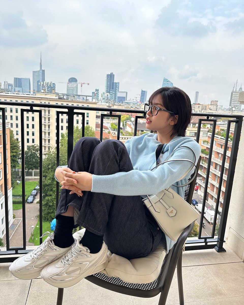 _yujin_an_'s tweet photo. ME after the show👟👟
#AD #FendiFirst

#IVE #아이브 #アイヴ
#ANYUJIN #안유진
#アンユジン #ユジン
#1stEP #IVEMINE
#Eitherway #OfftheRecord #Baddie https://t.co/MqIdzBUXbf
