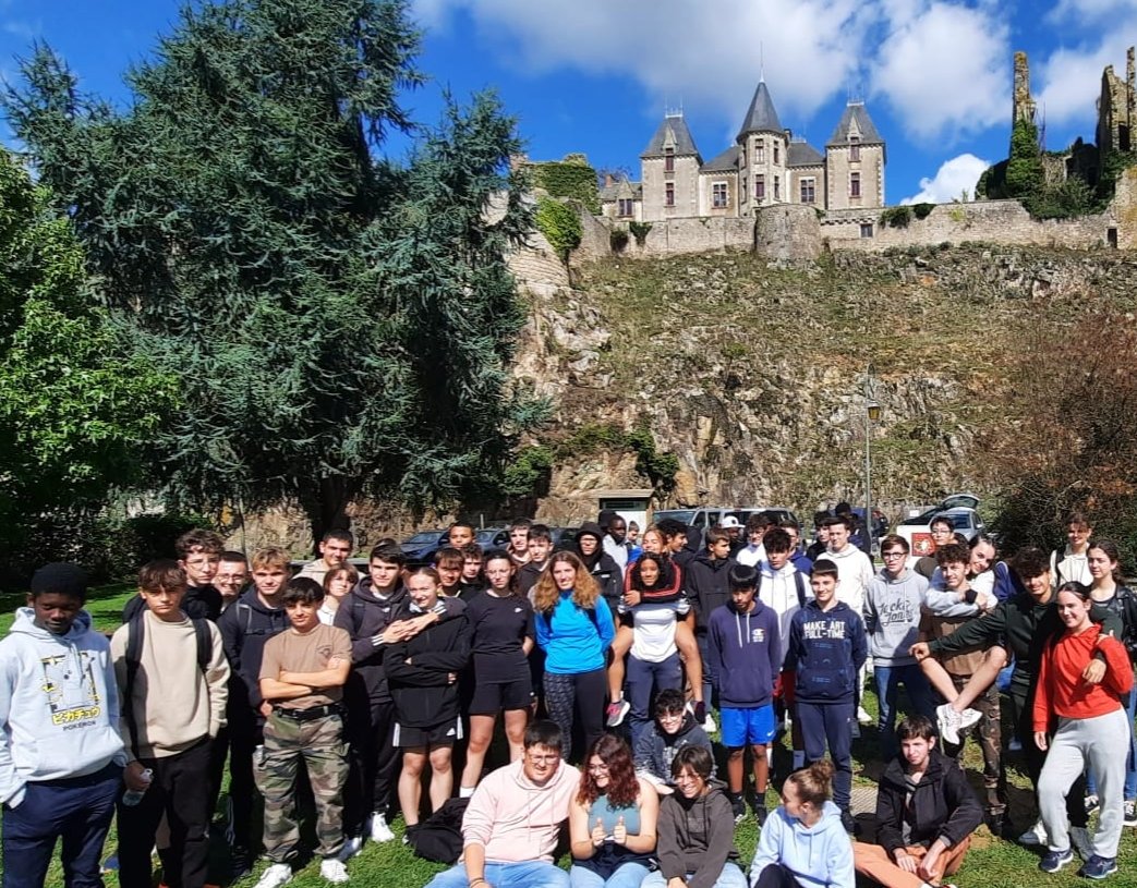 GSVBressuire's tweet photo. Rallye d'intégration des élèves entrants au LP Vinci de Bressuire.
Découvrir le territoire et s'ouvrir aux autres pour bien commencer l'année.
Un temps et des élèves au top !
Merci à tous les accompagnateurs, organisateurs et partenaires de cette belle journée. https://t.co/oIOj6zBPwp