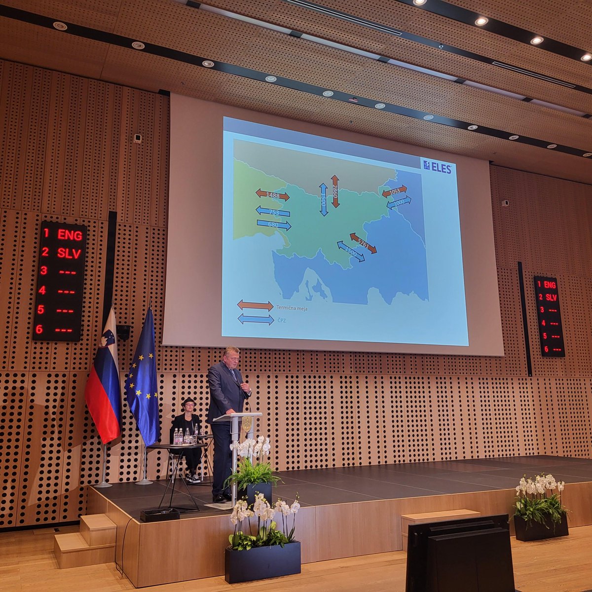 StatSlovenija's tweet photo. Aleksander Mervar, predsednik Energetske zbornice Slovenije, je poudaril: elektroenergetska preobrazba bo draga, v prehodnem obdobju bo povzročila znaten dvig končnih cen električne energije. Za koliko, pa bo odvisno tudi od nas samih. #StatDanBrdo https://t.co/T82WFtonqr