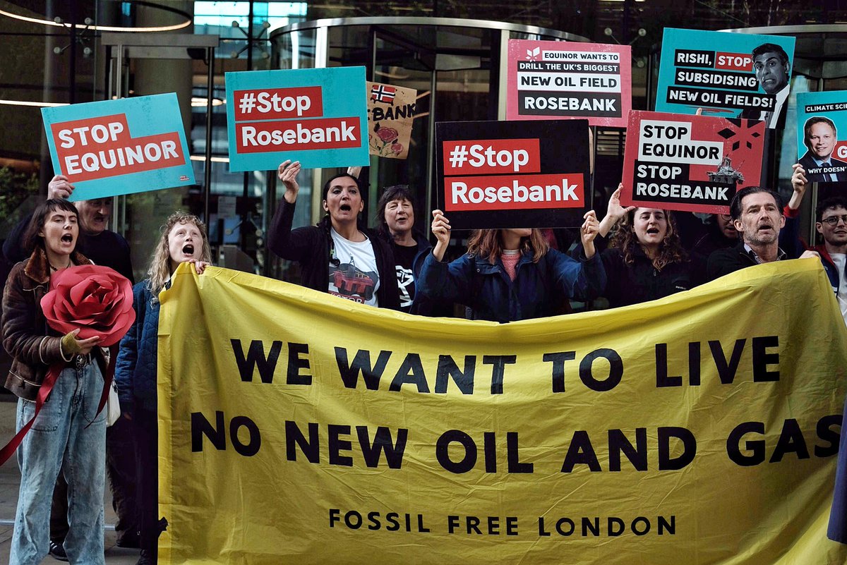 fossilfreeLDN's tweet photo. 🚨EMERGENCY DEMO TODAY - ROSEBANK HAS BEEN APPROVED

We'll calling an emergency demonstration TODAY at 12 noon
 
⚡️Join us from 1100 - 1300 today, Wednesday 27th September, 3-8 Whitehall Place (new location of DESNZ) 
 
https://t.co/vUnLl868rQ https://t.co/Tv0IjZDxcR