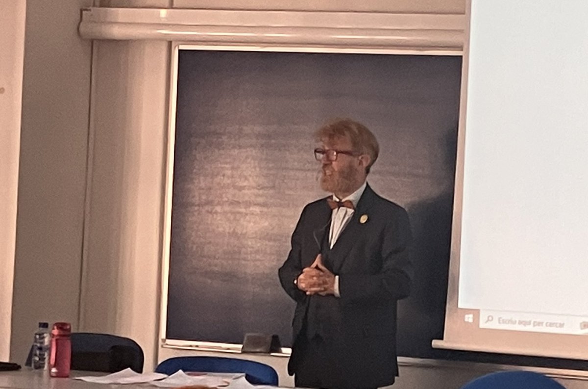 annarubior's tweet image. #PrescripcióLectora

@ericarco ens explica diversos models del que fan les llibreries: clubs de lectura, cursos, xerrades, trobades poètiques, xarxes socials, recomanacions…

@_LaCarbonera @apeudepagina @Nollegiu @OnDeRoad @laietana @La_Central_ @LaCalders 

I moltes més!