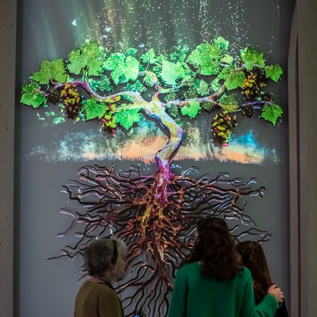 🗓C'est la journée mondiale du #tourisme et pourquoi pas... de l'#œnotourisme ! La Cité du Vin, étape incontournable d'une visite à #Bordeaux, permet à des milliers de visiteurs, dont + de 50% d'étrangers, de découvrir le vin comme #patrimoine culturel, universel et vivant.