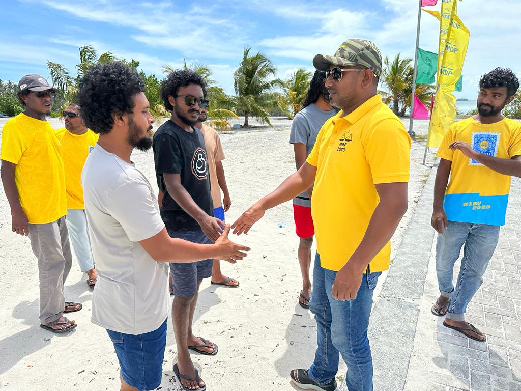 _VSSM_'s tweet photo. 📍ލ ކުނަހަންދޫ

މިނިސްޓަރ @AhmedMahloof އ��އި ތ،ލ ކޯޑިނޭޓަރ @myfoona އަދި ޓީމް ކުނަހަންދޫއަށް.

#IbuOk
#IbuAslam2023
#UfaaverAmaanRaajje https://t.co/OrA1ypcsWg