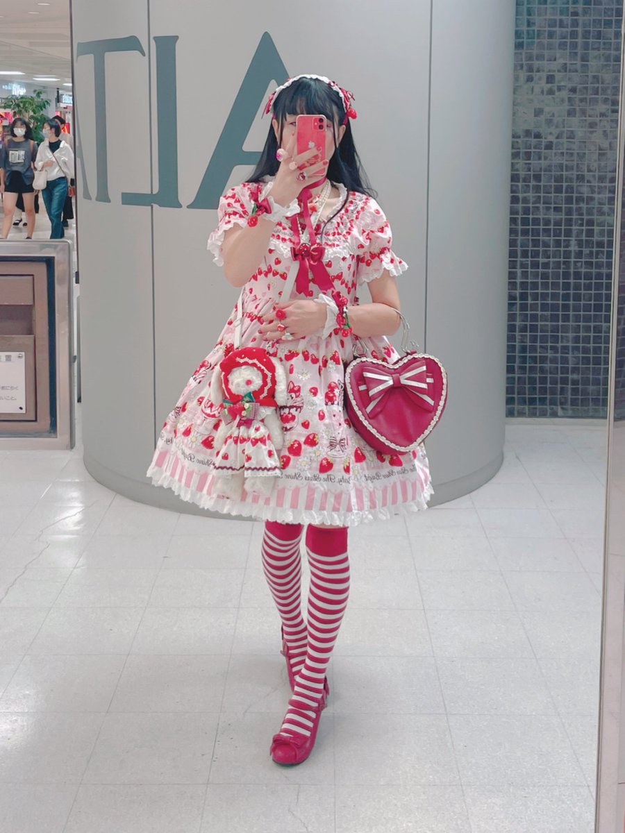 arisa_Loli's tweet photo. 今日も池袋に遊びに行きました💕結局支度中に暑くなり半袖です💦23度くらいが丁度いいですかね✨しかしこのワンピ写真撮るとピンクに見えないですね😭実際は可愛いピンクなんですよ✨💕
苺パフェにケーキ感を出してみました✨💕
#ロリィタ
#ロリィタのある風景 https://t.co/pxLjufqCy6