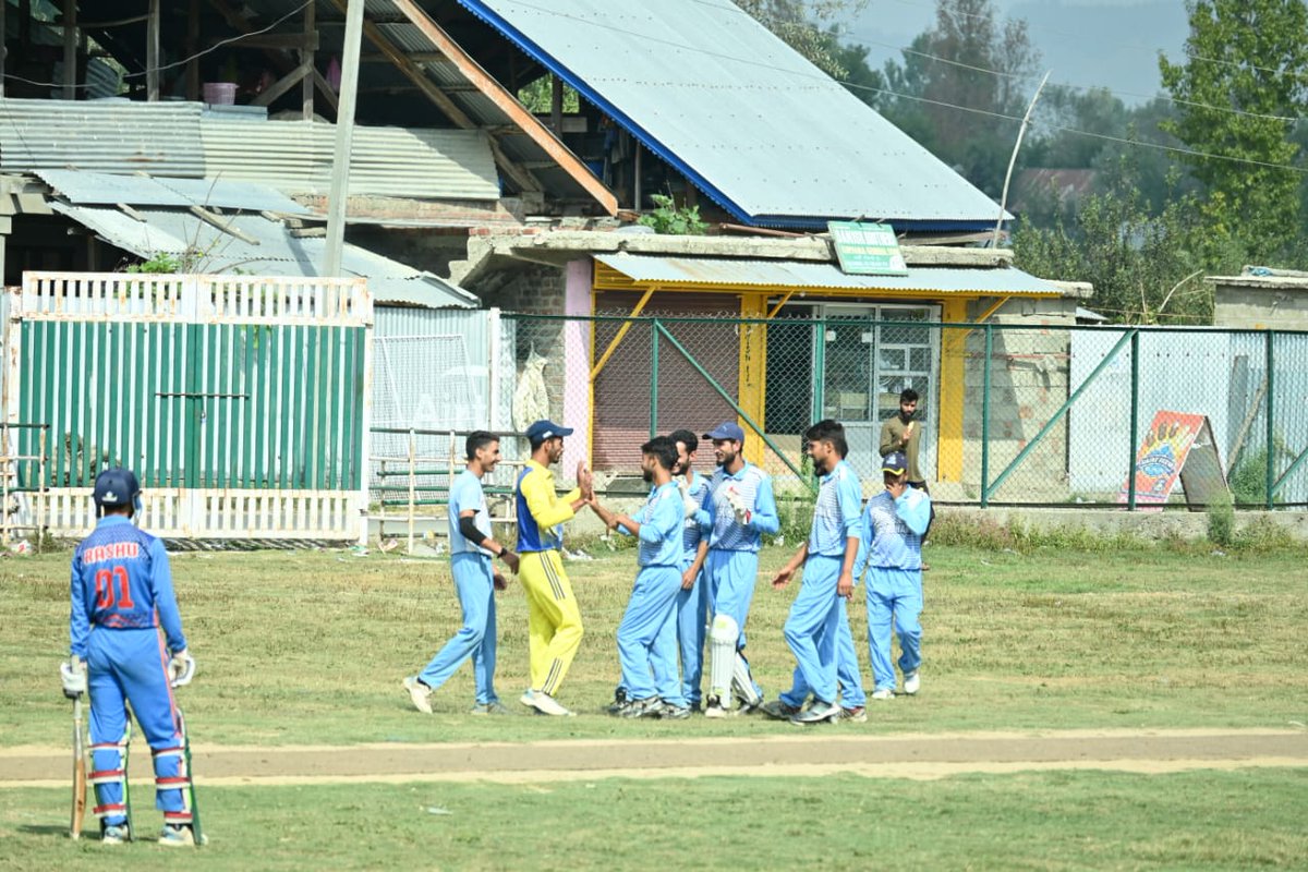 Safiyam49937636's tweet image. Life is like a cricket match, with temptation as the bowler. 🏏 Stay focused on your goals and don't let those tempting deliveries distract you from your path! #LifeMetaphors 
#StayFocused 
#Kachlu 
#Kashmir